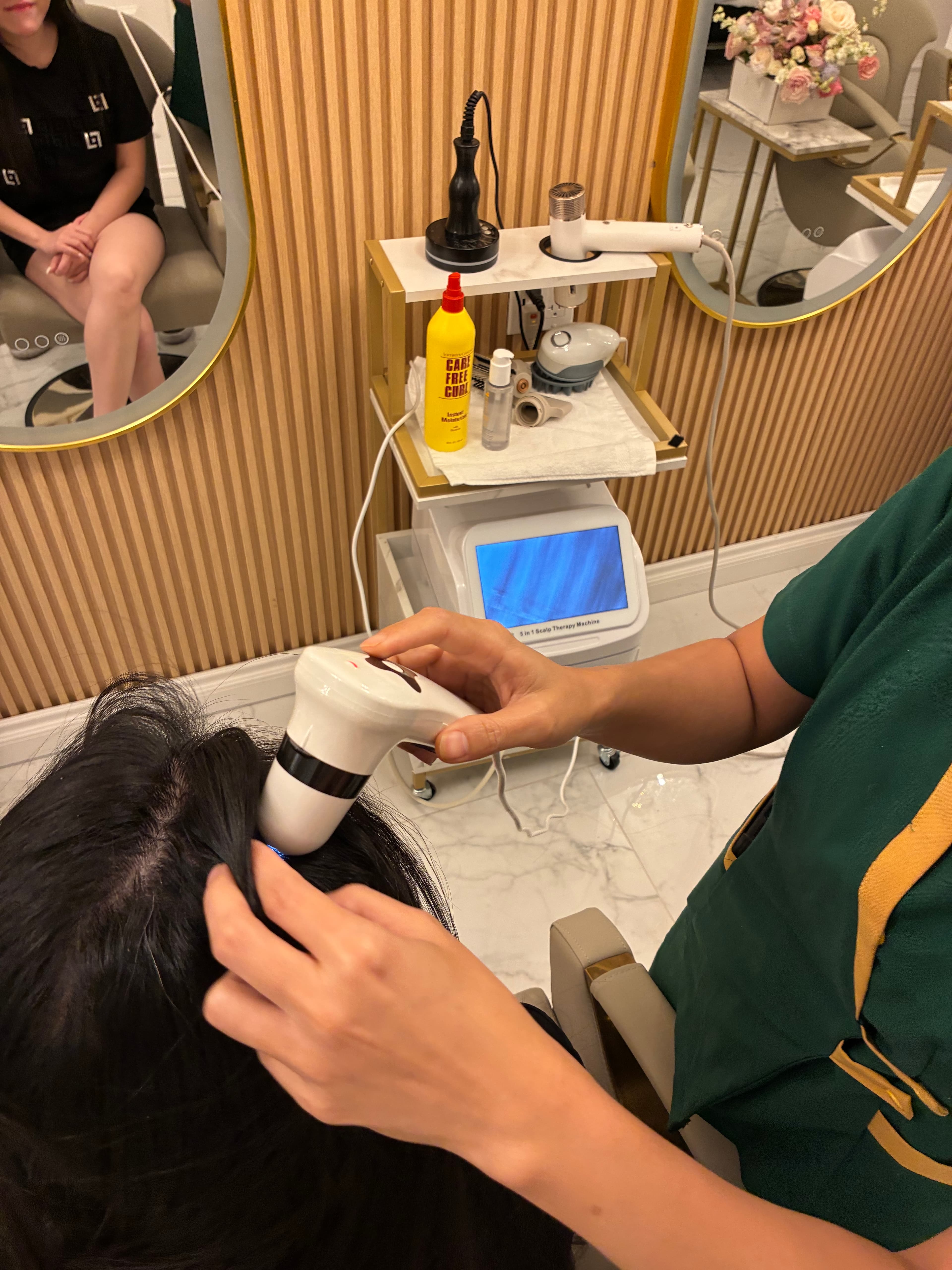Scalp analysis at Lavie Bella Head Spa — one step inside the Scalp Reset protocol