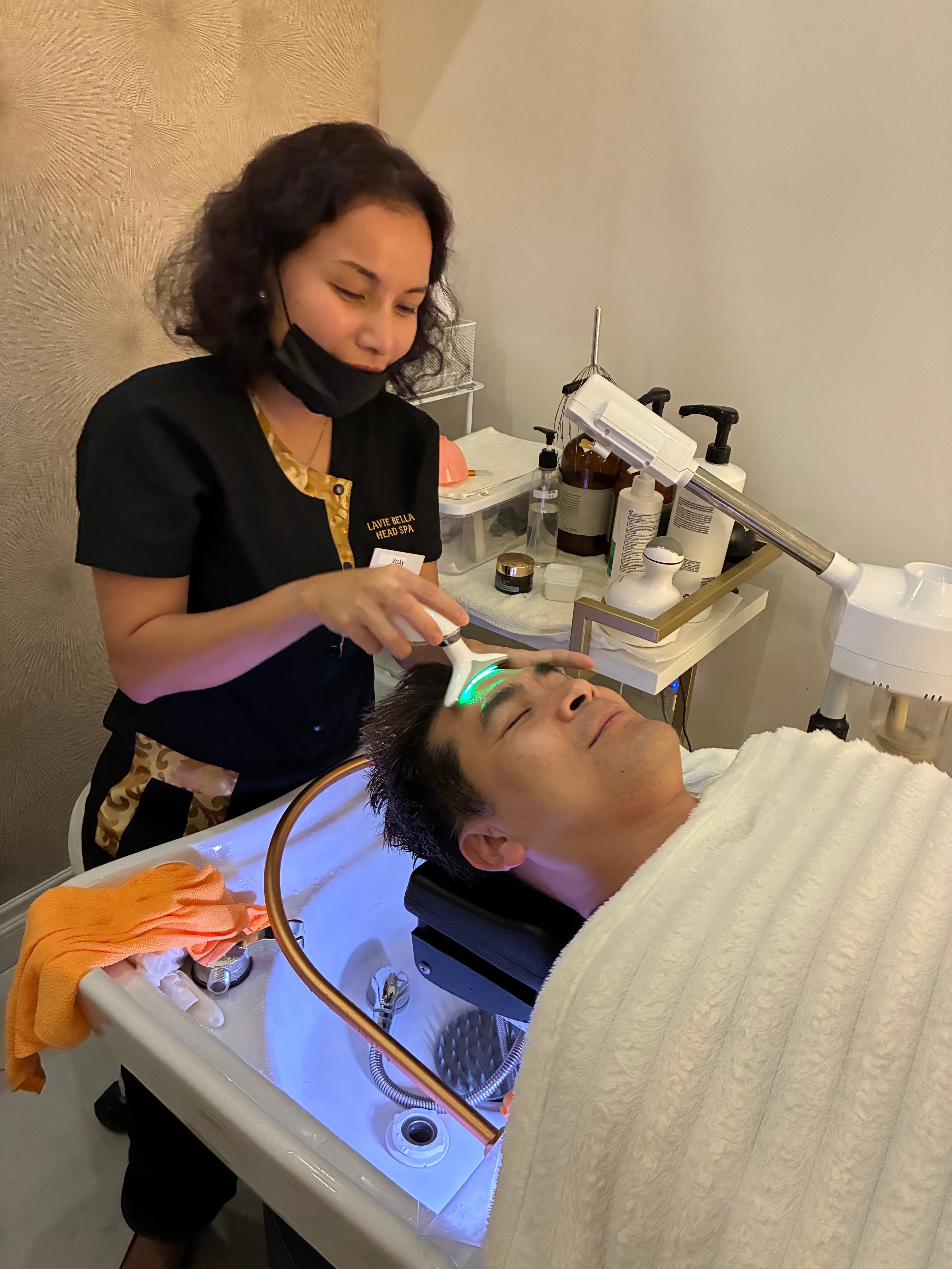 Why More Men Are Booking Head Spa (And Bringing Their Friends)